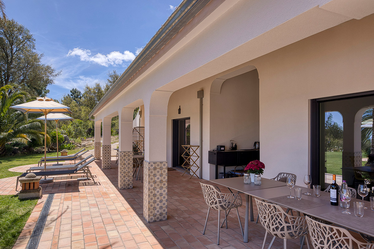 Gedeckte Terrasse für gemeinsame Anlässe